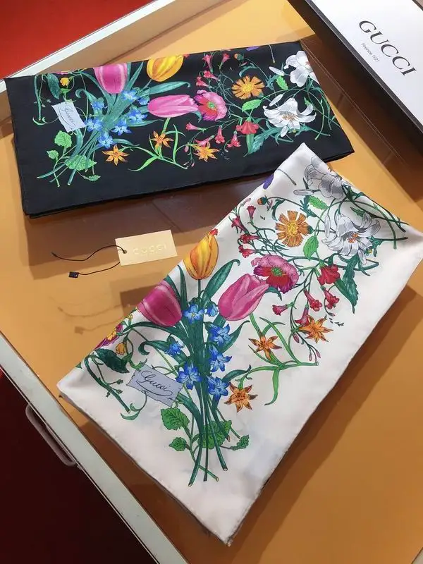 Gucci silk scarf 90X90cm E15